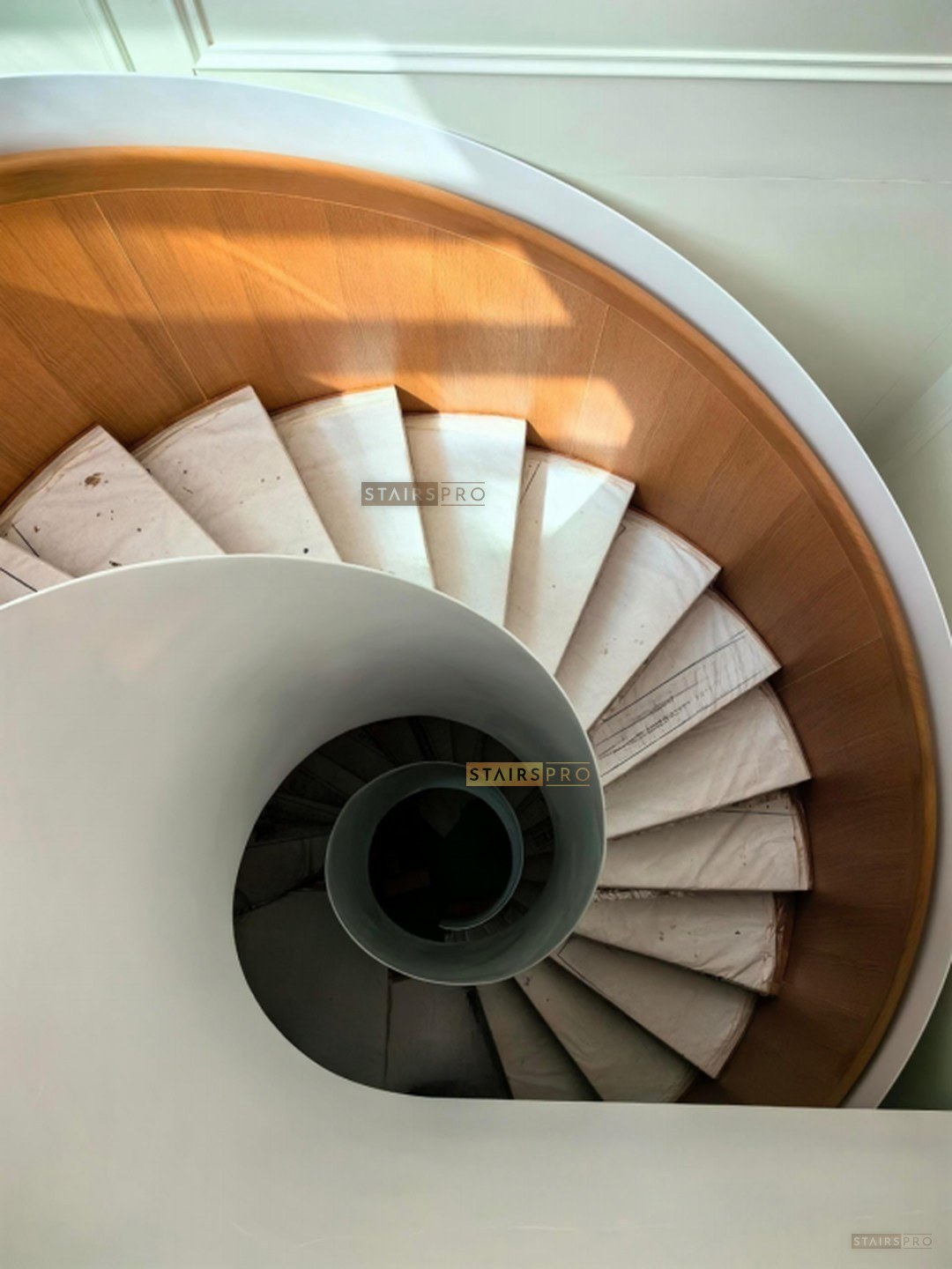 Curved staircase with solid hardwood treads Curved staircase with solid hardwood treads